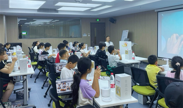 殘健融合“撞上”科技教育，奇富科技以技術(shù)服務(wù)點(diǎn)亮隨遷兒童未來(lái)